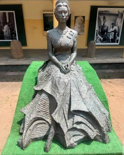 Statue of Elizabeth II, Lagos Image